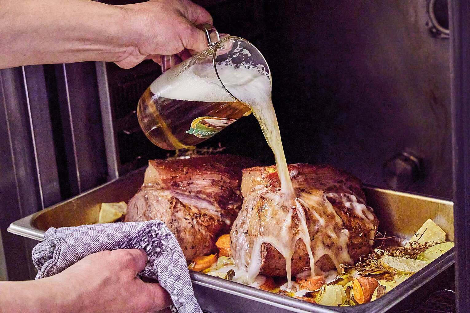 Braten mit Bier übergossen Braten wird mit Bier übergossen
