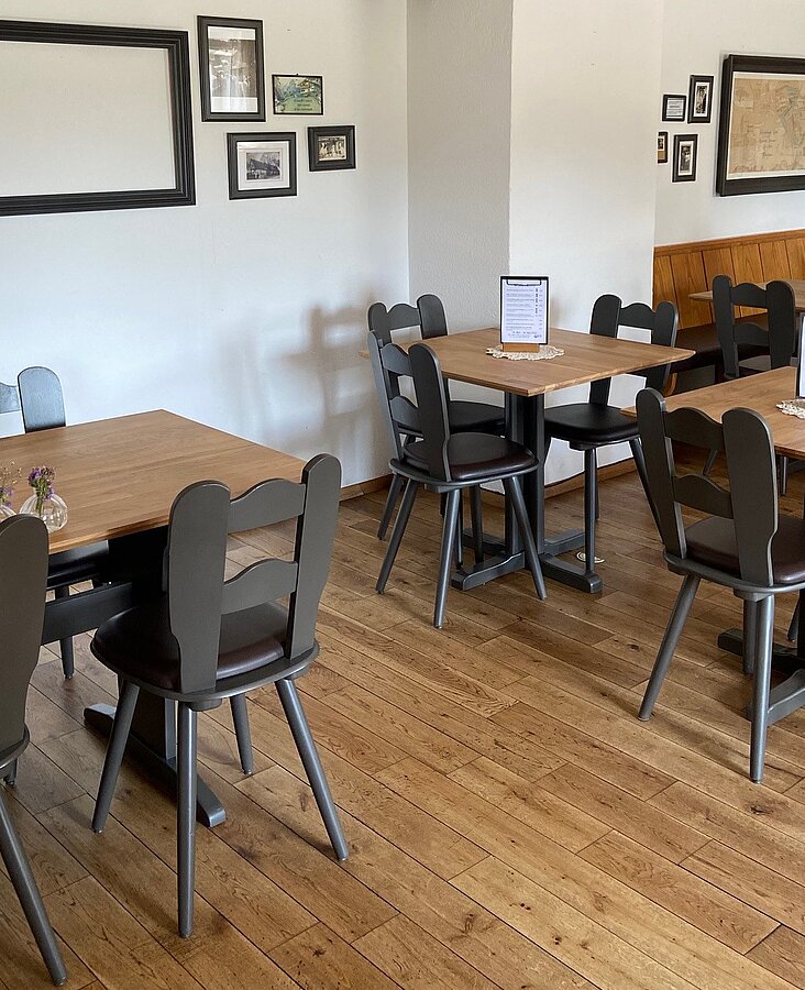 Zeitgemäßer Gastraum mit Theke Moderner Gastraum mit Holzfußboden, Theke und Sitzbereichen