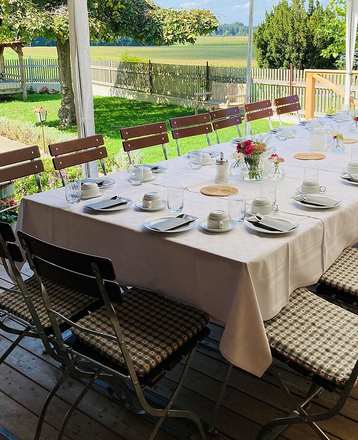 Traditioneller Gastraum mit Holzelementen Gemütlicher Gastraum mit Holzvertäfelung und Fensterblick