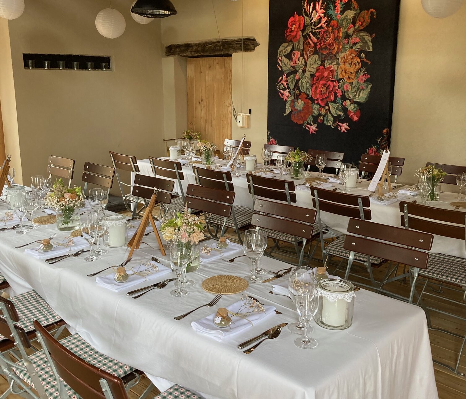 Festlich gedeckte Gaststube im Hotel-Landgasthof KREUZ Gastraum mit weiß eingedeckten Tischen für Feier oder Veranstaltung im Hotel-Landgasthof KREUZ