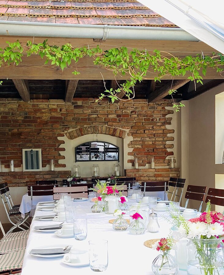 Festlich gedeckter Gastraum Gastraum mit weißen Tischdecken und gedeckten Plätzen