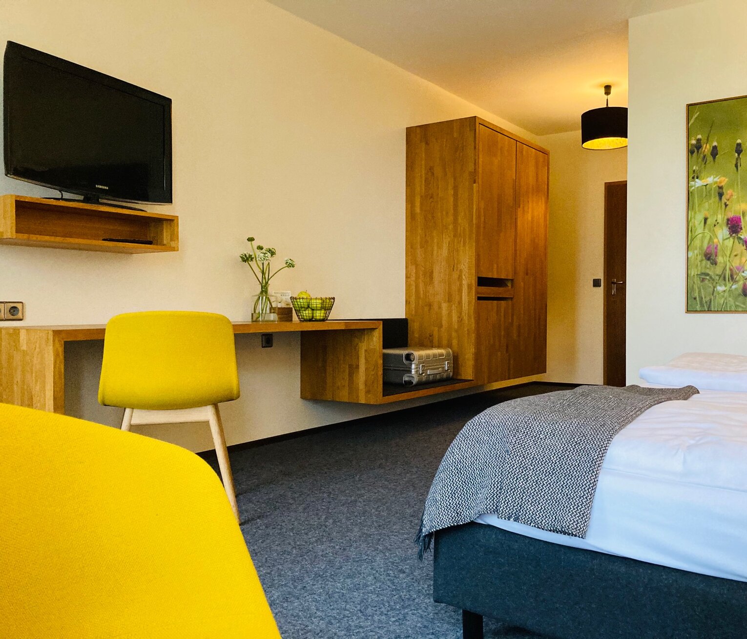 Doppelzimmer mit Naturblick Gemütliches Doppelzimmer mit Holzmöbeln und Fenster zur grünen Umgebung im Hotel-Landgasthof KREUZ