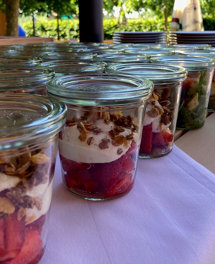 Buffet im Garten mit gedeckten Tischen Nachtischbuffet in Weckgläsern im Biergarten