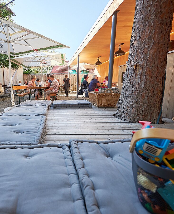 Sonnenterrasse mit gedeckten Tischen Außenbereich mit Terrasse, gedeckten Tischen und Sonnenschirmen