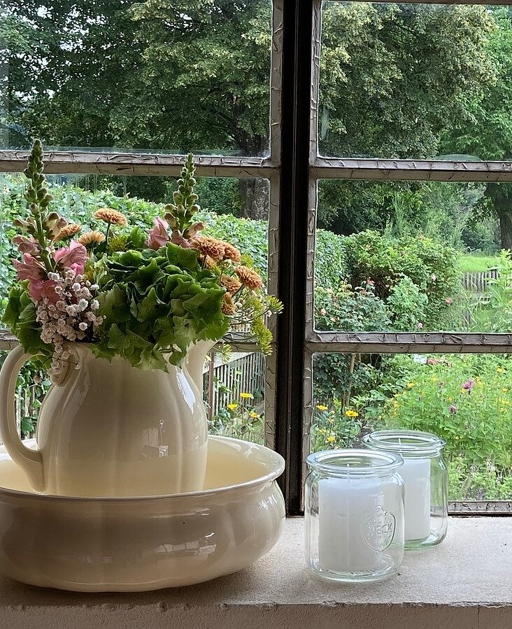 Helle Sitzecke im Gastraum mit großen Fenstern und Blick ins Grüne Helle Sitzecke im Gastraum mit großen Fenstern und Blick ins Grüne