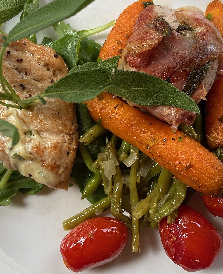 Grillteller mit Gemüse Bunter Grillteller mit Gemüse und Kräutern