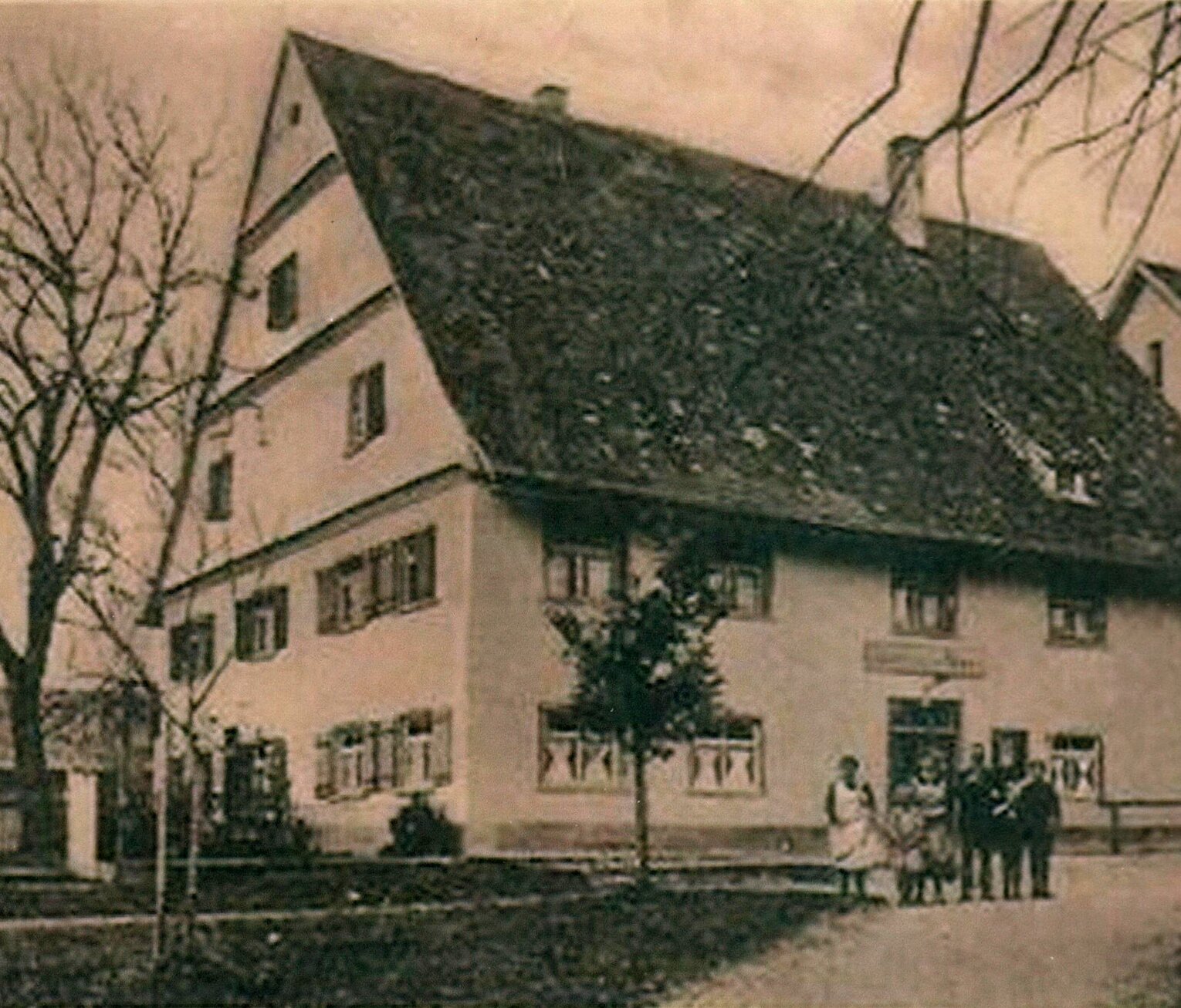 Historisches Foto des Gasthauses KREUZ in Mattenhaus Alte Aufnahme des Gasthauses KREUZ in Mattenhaus mit traditionellem Satteldach und Umgebung in sepiafarbener Optik