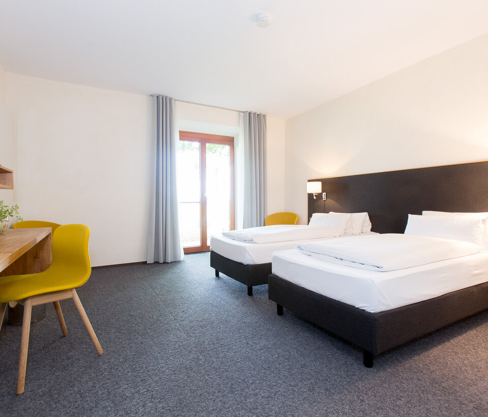 Helles Doppelzimmer mit Betten Doppelzimmer mit großem Bett und heller Einrichtung im Hotel-Landgasthof KREUZ