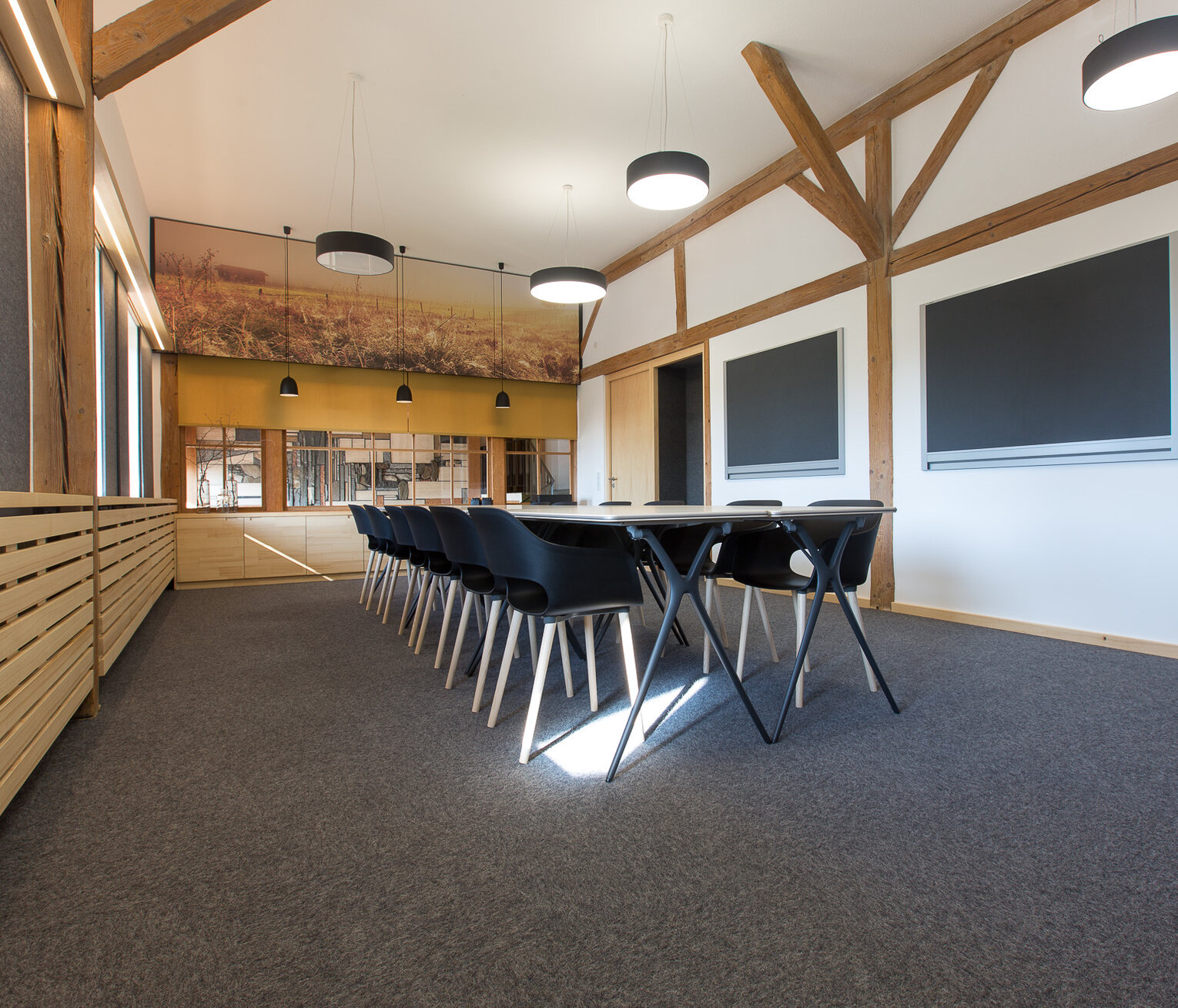 Seminarraum mit Holzdecke Großer Seminarraum mit Holzbalken, moderner Beleuchtung und Bestuhlung im Hotel-Landgasthof KREUZ