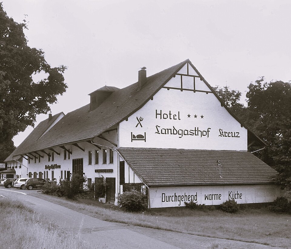 Historische Ansicht des Gasthauses Alte Ansicht eines Gasthauses mit großem Giebel und Fachwerk
