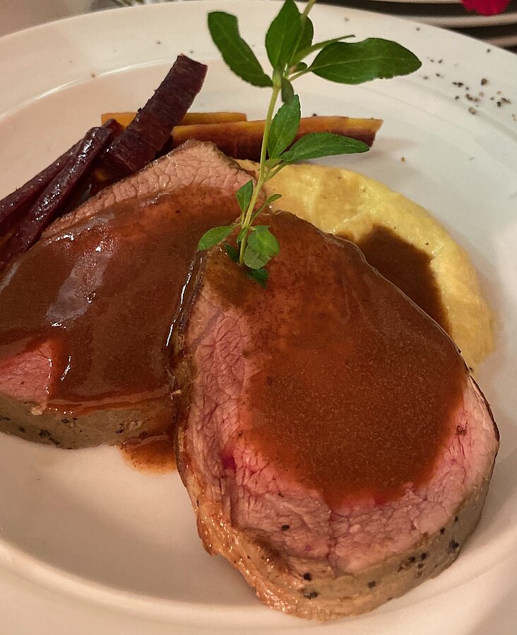 Herzhaftes Fleischgericht mit Beilage Hauptgericht mit gebratenem Fleisch, Soße und Beilage