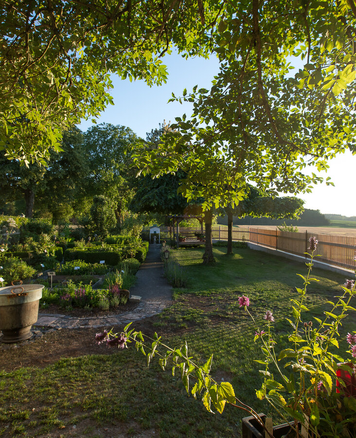 Ruhiger Innenhof beim Hotel-Landgasthof KREUZ Lauschiger Innenhof mit Sitzgelegenheit und altem Mauerwerk im Hotel-Landgasthof KREUZ