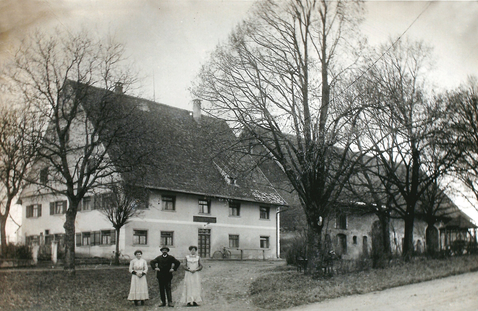 Traditionelles Gasthaus historische Aufnahme Schwarzweiß-Foto eines traditionellen Gasthauses mit Bäumen davor