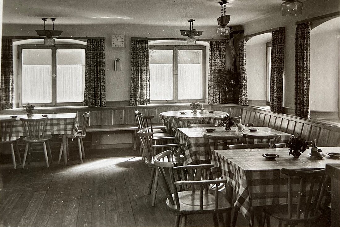 Historisches Gasthaus mit Fachwerkfassade Schwarzweiß-Aufnahme eines mehrstöckigen Gasthauses mit Fachwerk