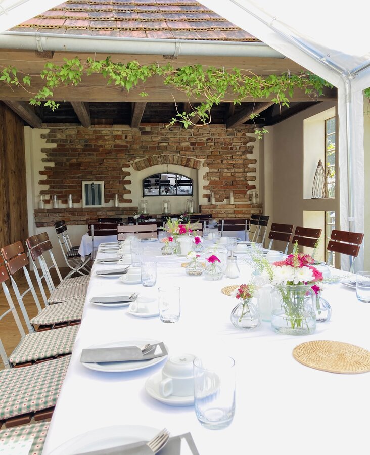 Überdachte Terrasse für Veranstaltungen Gedeckte Tische unter einer überdachten Terrasse im Außenbereich des Hotel-Landgasthof KREUZ