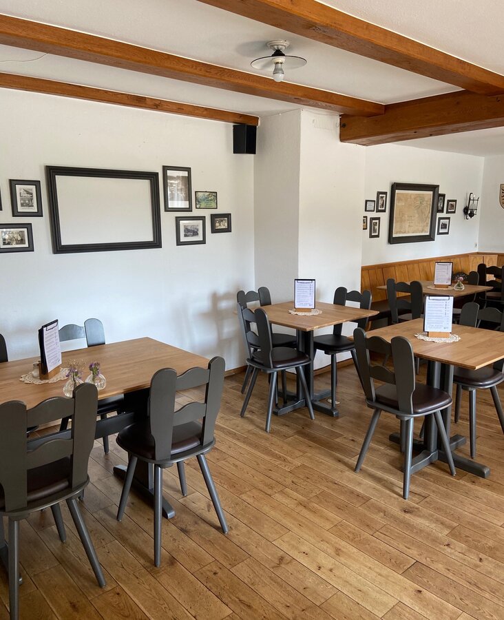 Innenraum des Restaurants im Hotel-Landgasthof KREUZ Heller Gastraum mit Holztischen und gemütlicher Einrichtung im Restaurant des Hotel-Landgasthof KREUZ