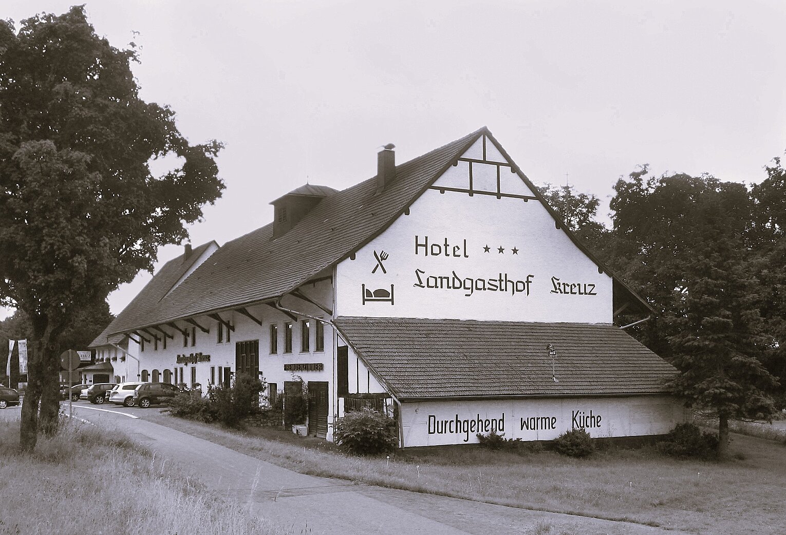 Historische Ansicht des Gasthauses Alte Ansicht eines Gasthauses mit großem Giebel und Fachwerk